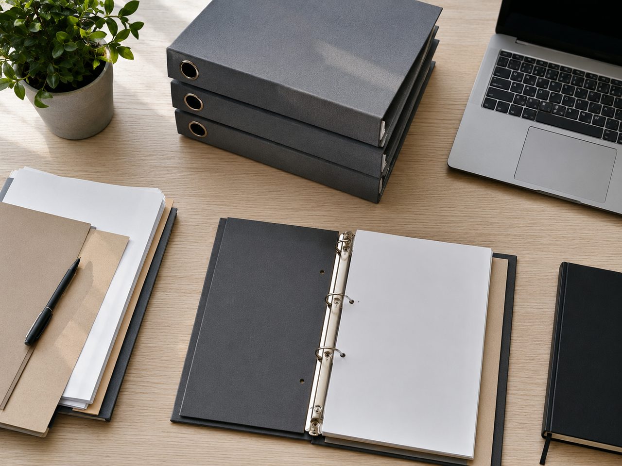 Aufgeräumter Schreibtisch mit Rechtsdokumenten, Ordnern und Laptop